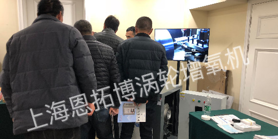 展會農(nóng)民對我們渦輪增氧機的關(guān)注與好奇